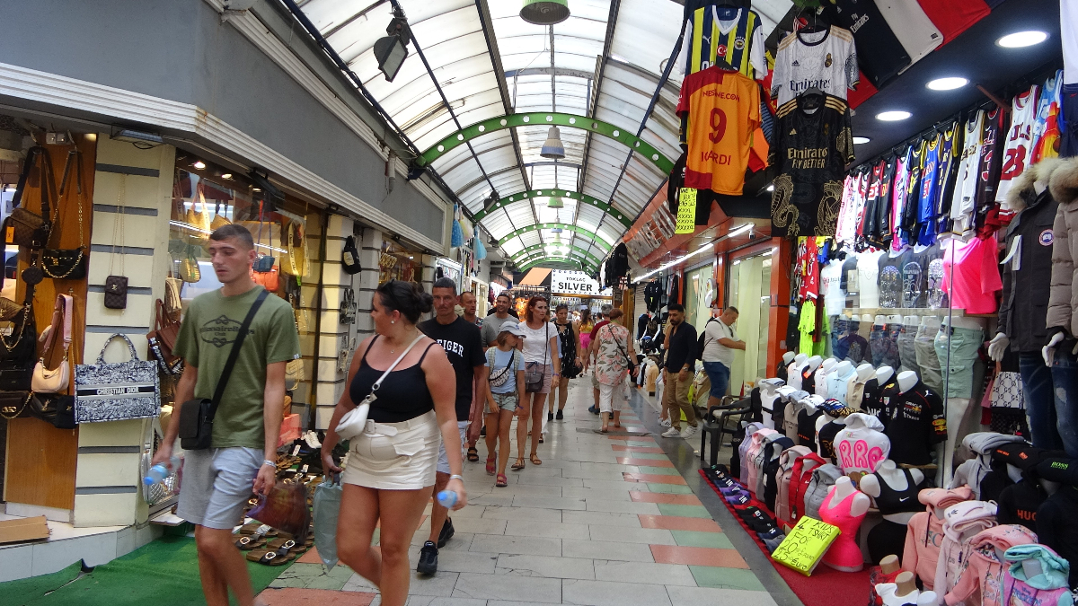 Marmaris'te sağanak yerini güneşe bıraktı! Turistler alışverişe akın etti...