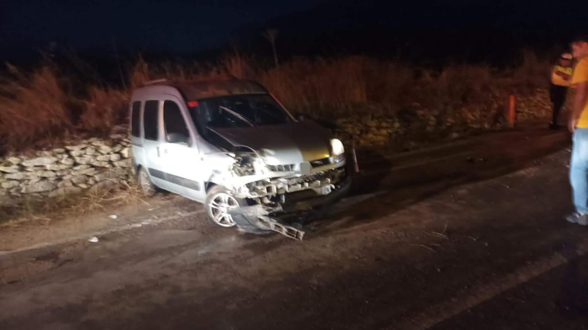 Karabük'te duvara çarpan hafif ticari araçtaki 4 kişi yaralandı