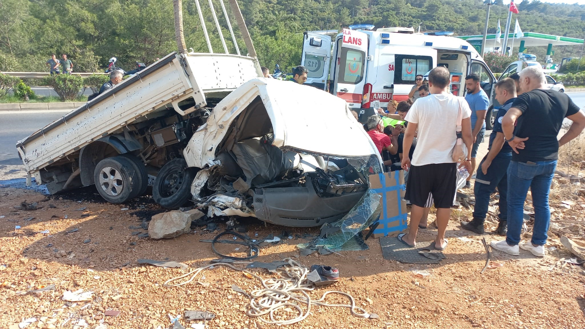 Muğla'da kamyonet su kanalına girdi: 1 ölü, 1 yaralı