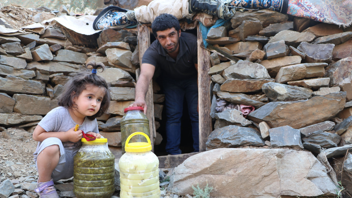 Hakkari'de unutulmayan gelenek! Doğal mağaralar buzdolabı olarak kullanılıyor