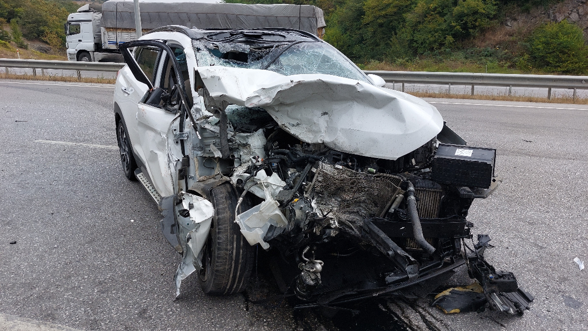 Samsun'da otomobil ve akaryakıt tankeri çarpıştı