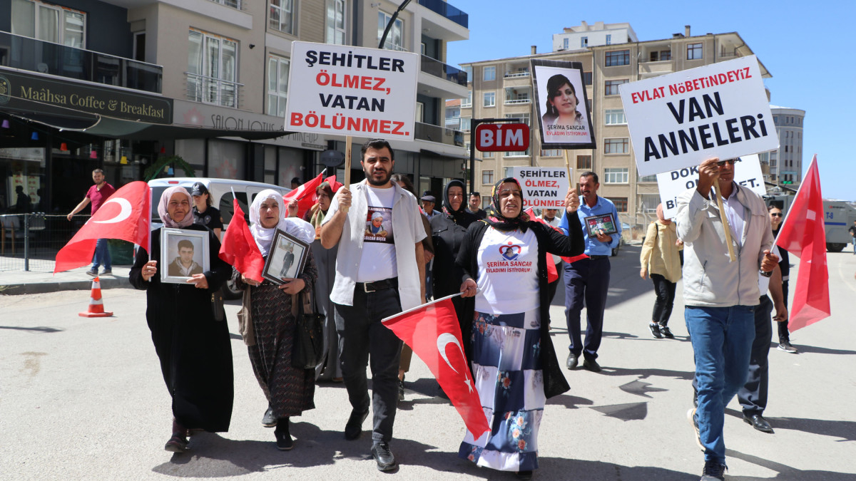 Vanlı aileler evlat nöbetinde! 'Evladımı söke söke onlardan alacağım'