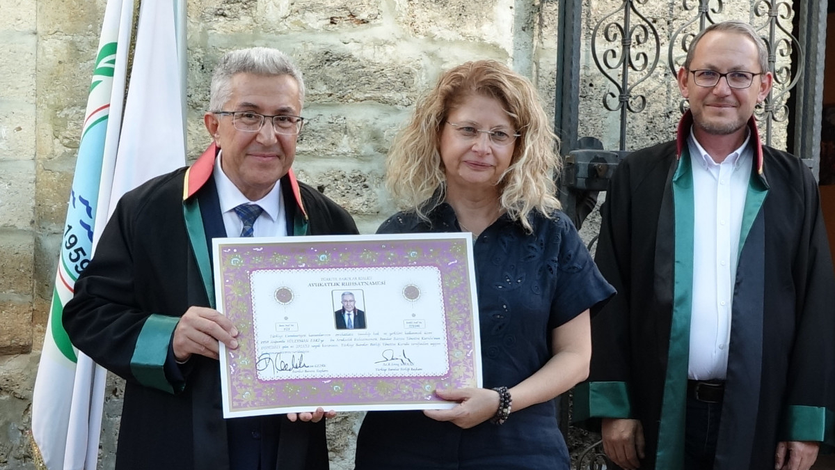 Burdur'da 40 yıl önce bıraktığı hukuk fakültesinden mezun oldu