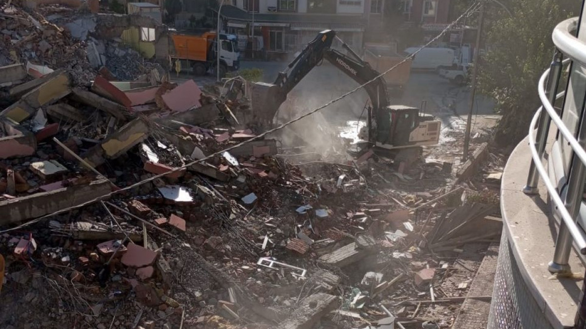 Malatya'daki ağır hasarlı bina 2 katlı evin üzerine devrildi