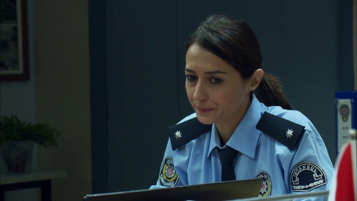 Arka Sokaklar'ın Aylin'ini üniformasız gören mest oldu! "Yaktın bizi komiserim"