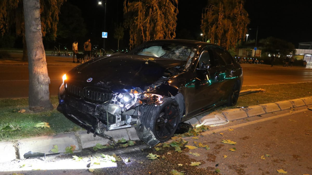 İzmir'de lüks otomobilin çarptığı motokurye can verdi