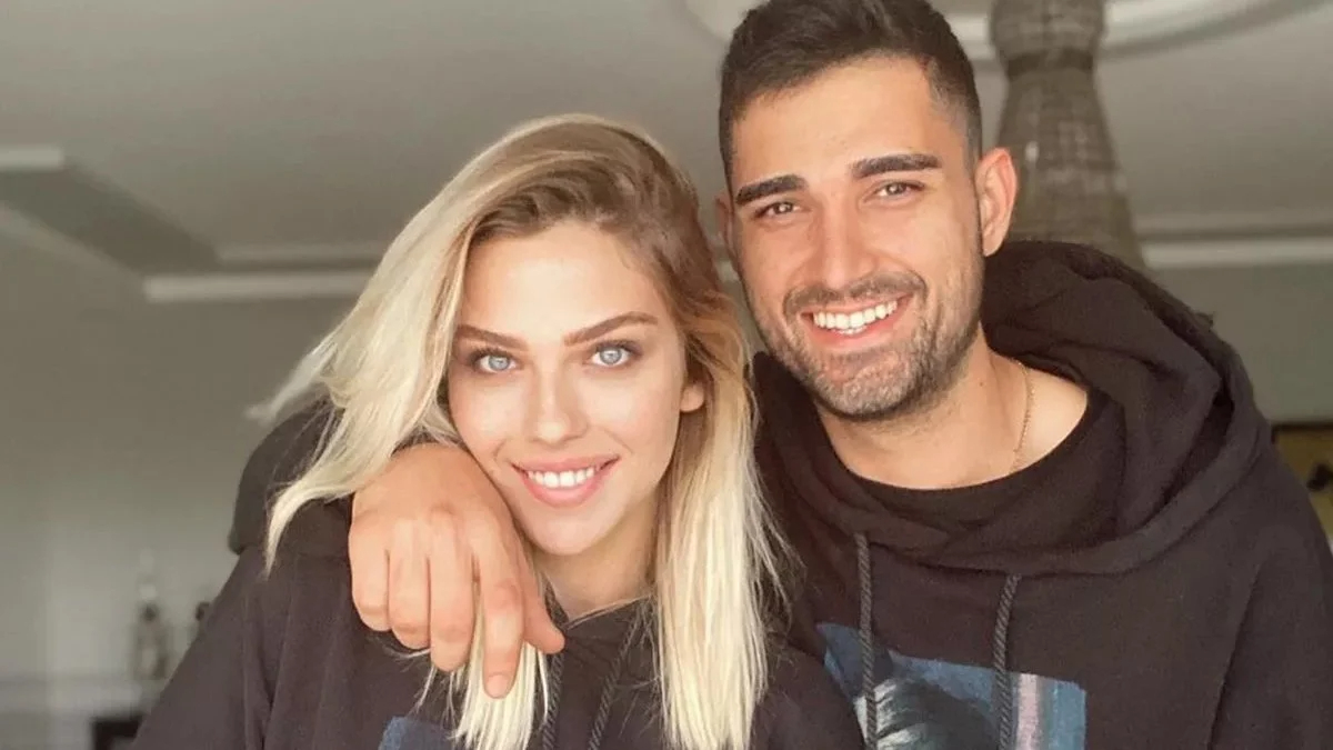 Yasemin Şefkatli'den karnı burnunda poz