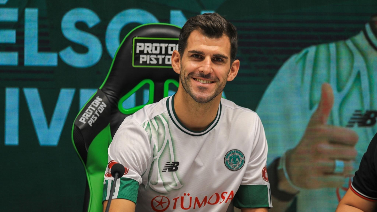 Konyaspor, Nelson Oliveira'yı renklerine bağladı