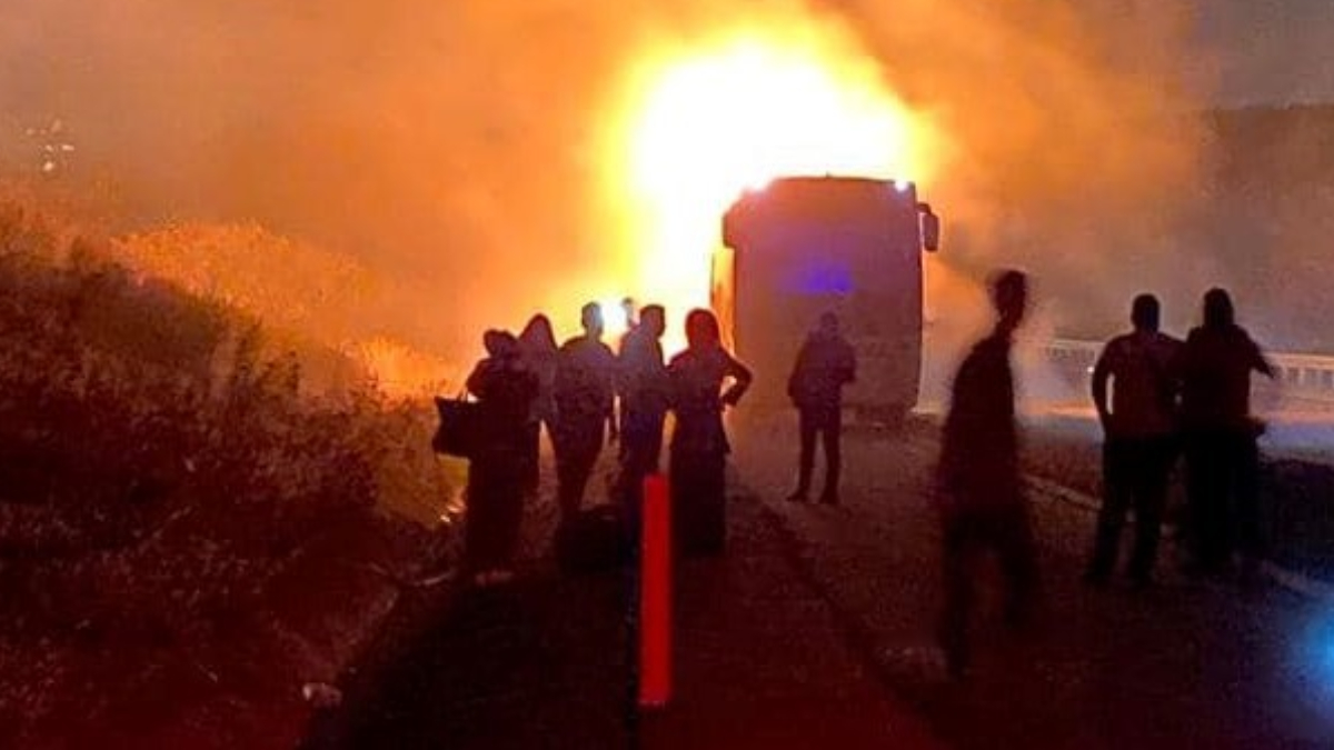 Osmaniye'de seyir halindeki yolcu otobüsü alev topuna döndü