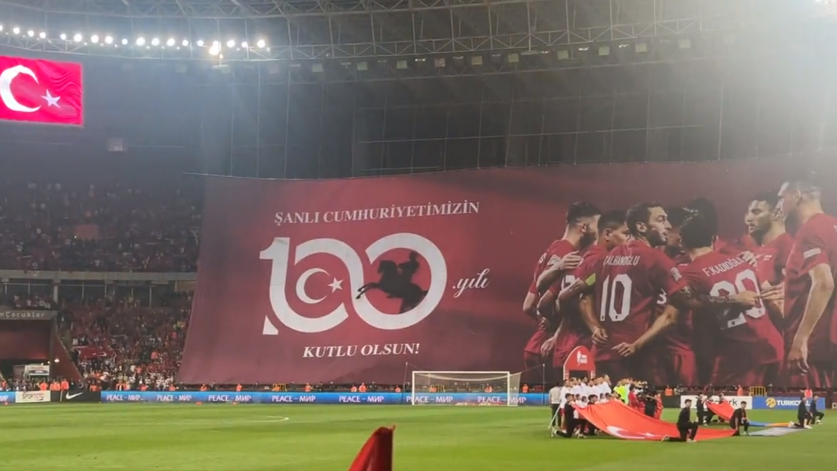 Türkiye - Ermenistan maçında 100. yıla özel koreografi