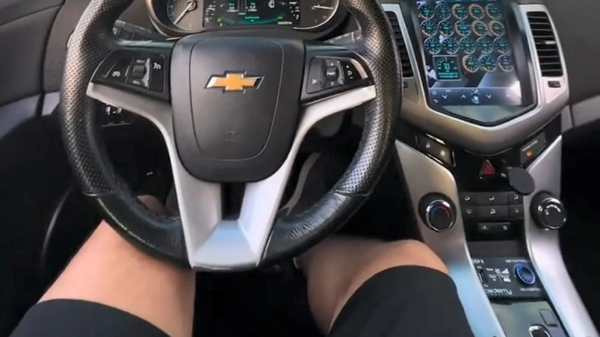 İstanbul'da direksiyonu bırakarak araç kullanan sürücü hız sınırını aştı