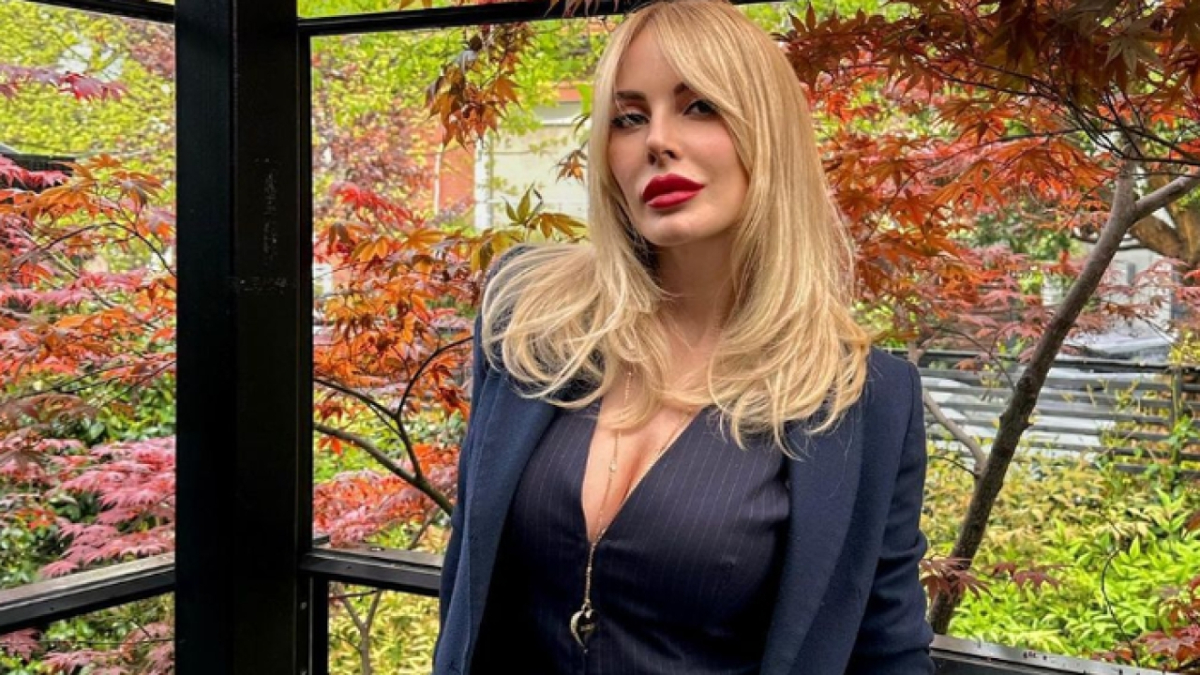 Hande Sarıoğlu cesur dekoltesiyle sosyal medyada gündem yarattı! 'Bu fizik halis mi'