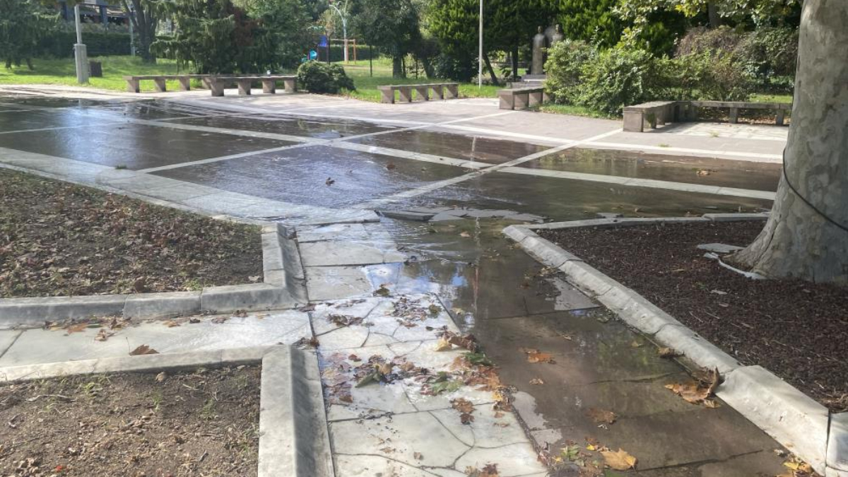 İstanbul'da İSKİ'ye ait su borusu patladı: Gece 4'ten itibaren müdahale edilmedi