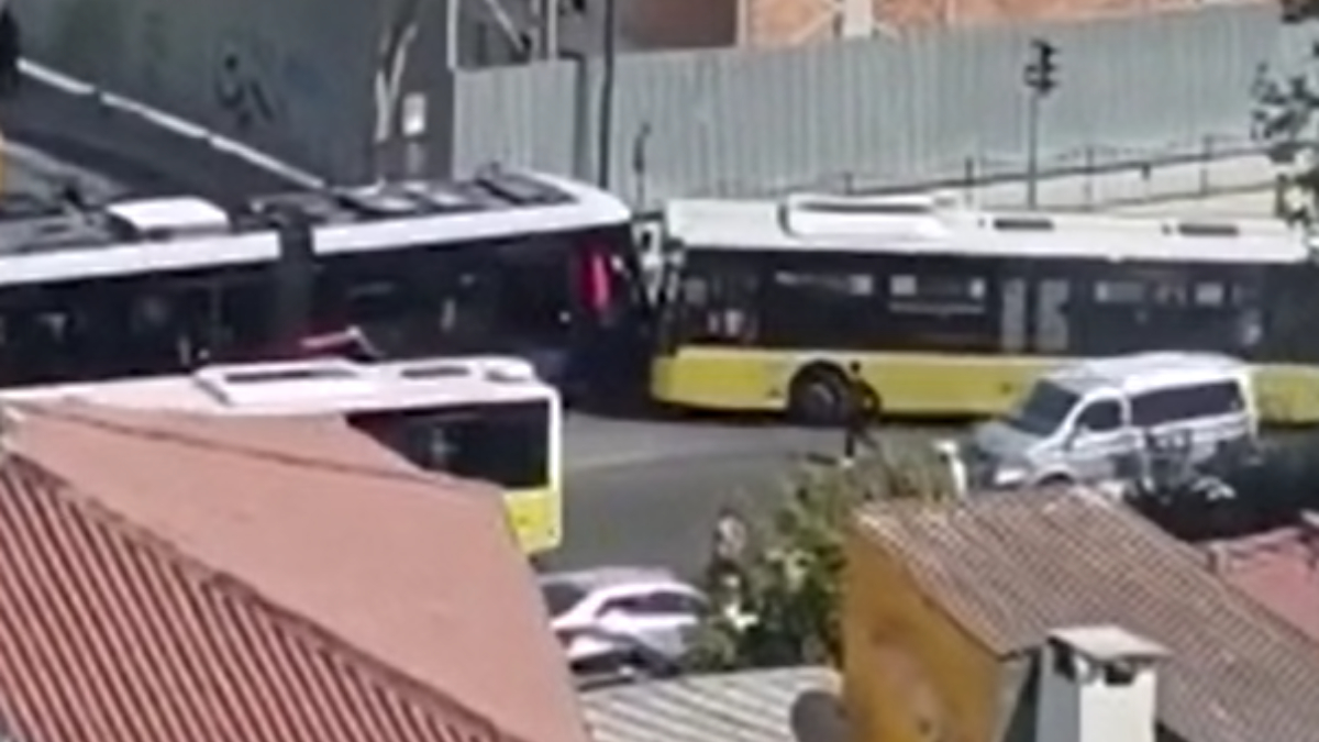 İstanbul'da İETT otobüsü seyir halindeki tramvaya arkadan çarptı