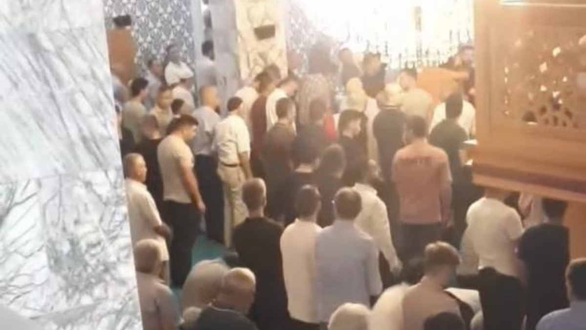 İstanbul'da cuma namazı sırasında çıkan 'tokat' kavgası kamerada