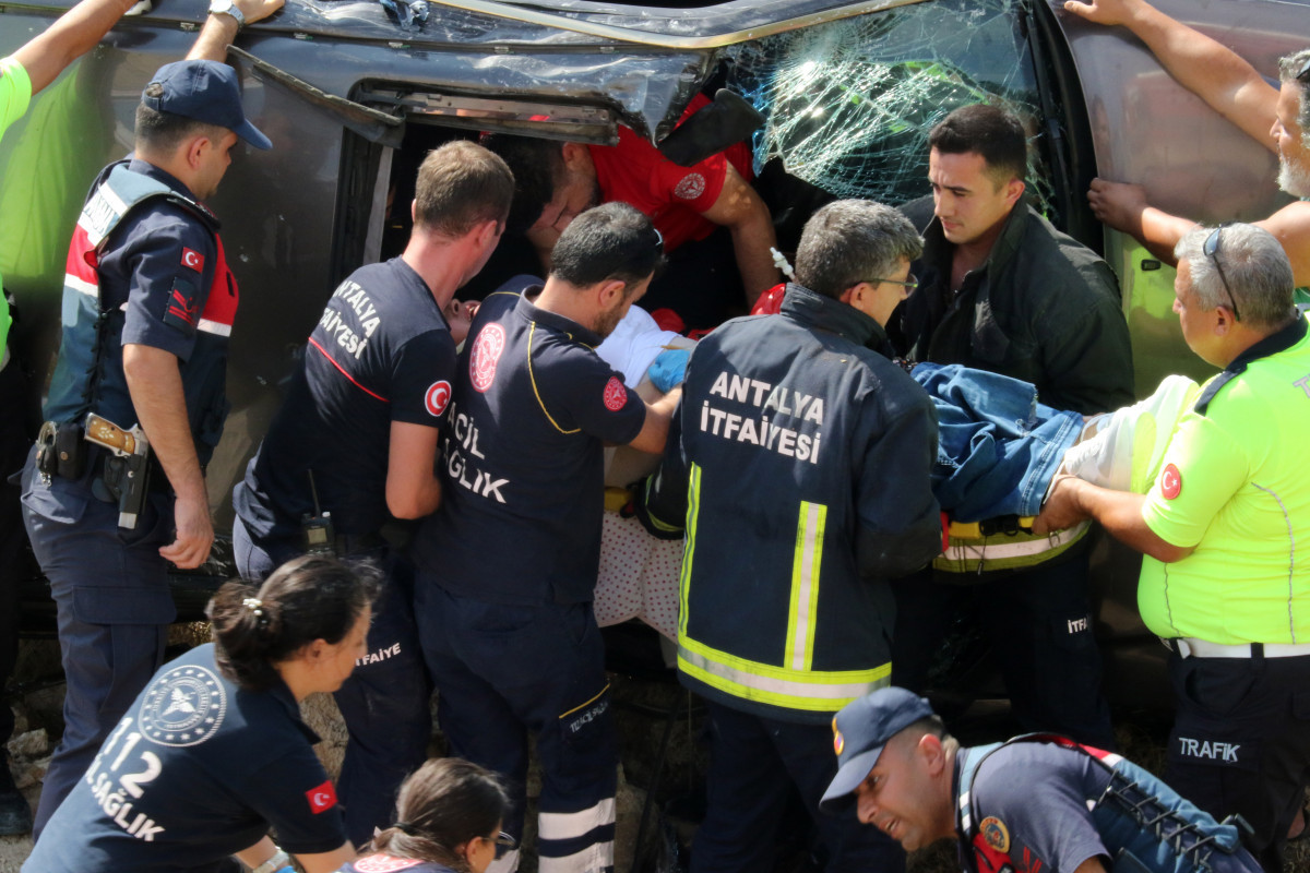 Antalya'da otomobil virajda uçuruma yuvarlandı: 4 yaralı