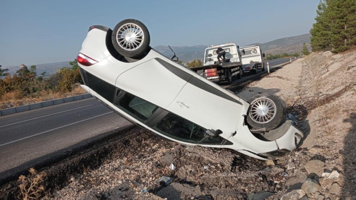 Burdur'da kontrolden çıkan otomobil takla attı
