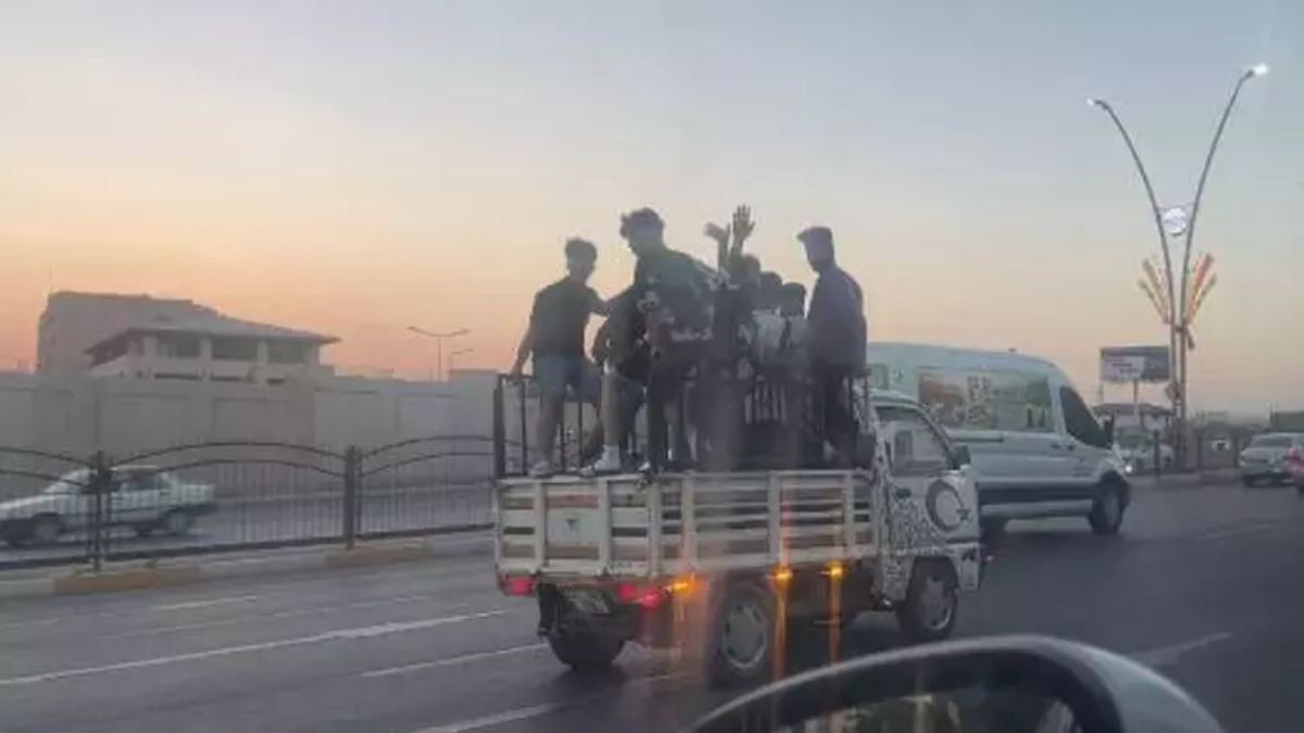 Şanlıurfa'da kamyon kasasında asker uğurlayan grubun tehlikeli anları