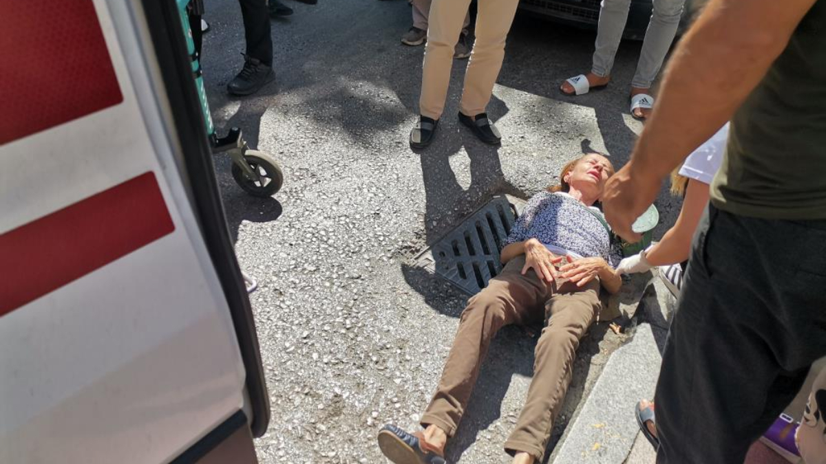 Balıkesir'de yolun karşısına geçmek isterken araba çarptı