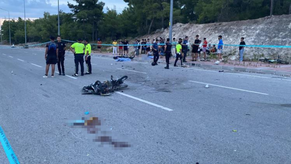 Antalya'da motosikletler kafa kafaya çarpıştı: 2 genç kız can verdi