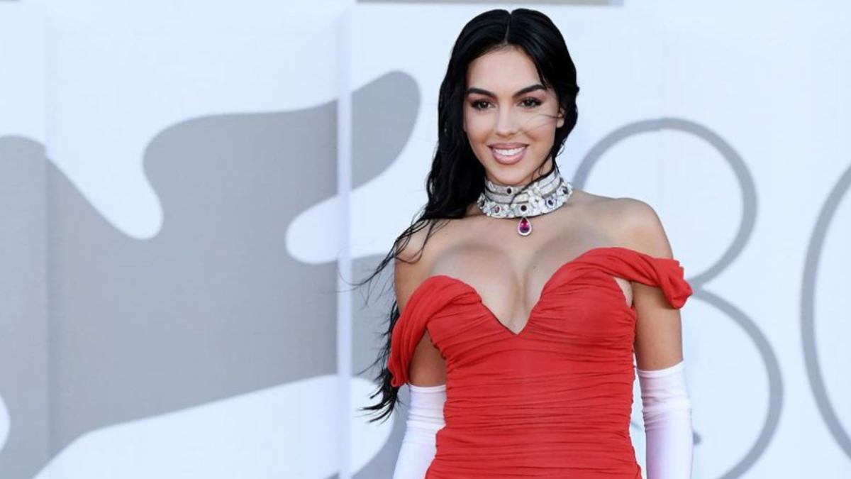 Kırmızı halıya damga vurdu! Ronaldo'nun eşi Georgina Rodriguez dekoltesiyle fırtınalar estirdi!