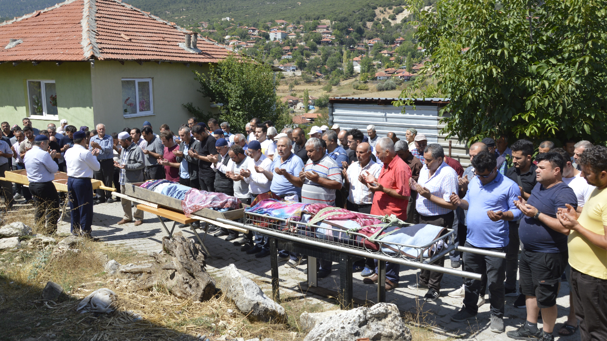 Denizli'deki kazada can veren anne ve çocukları defnedildi