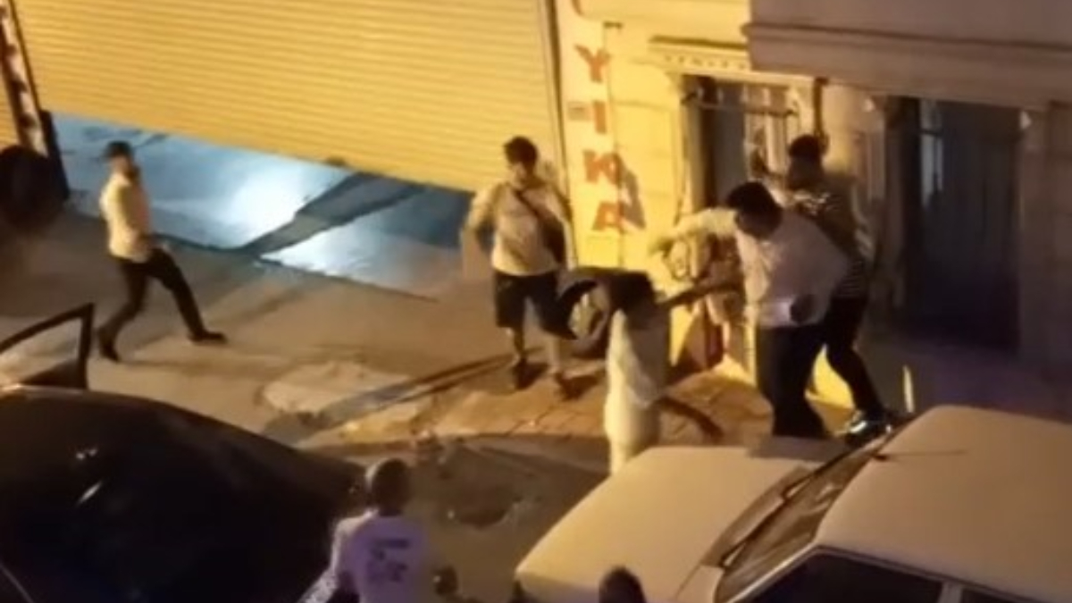 Fatih'te 2 ailenin bıçak ve sopalı kavgası kamerada