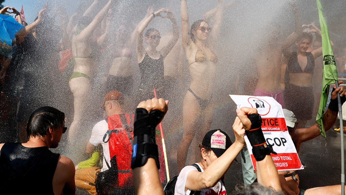 Hollanda'da iklim aktivistleri yolu kapattı: Tazyikli suyla müdahale ettiler