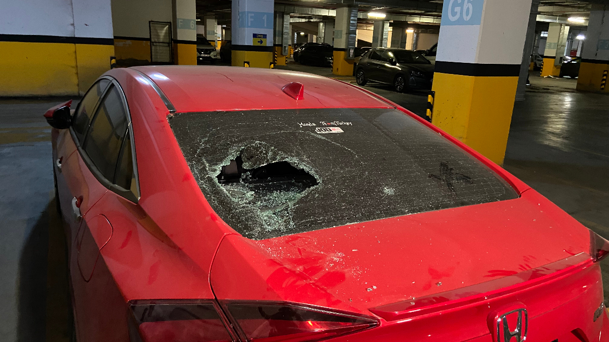 İstanbul'da İSPARK otoparkında 15 aracın camını taşla kırıp kaçtılar