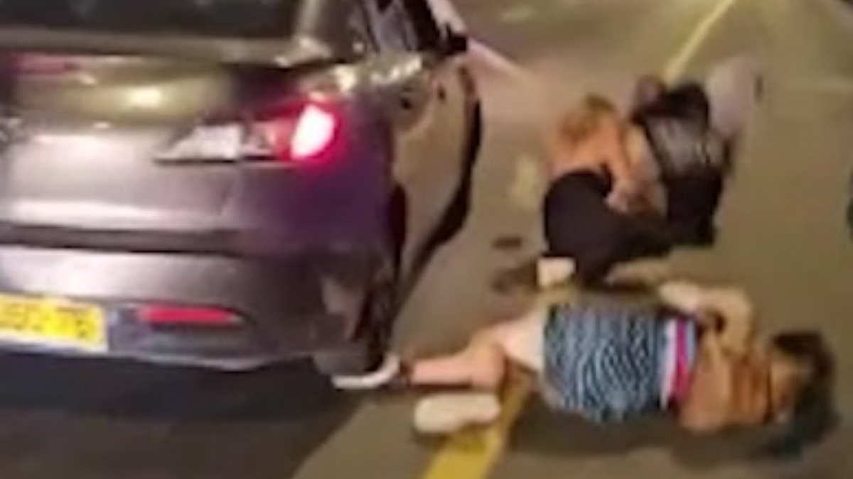 İsrail'de otomobil göstericilerin arasına daldı