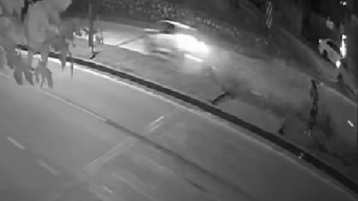 Düzce'de yayanın aracın altında kalmaktan son anda kurtulduğu anlar kameraya yansıdı