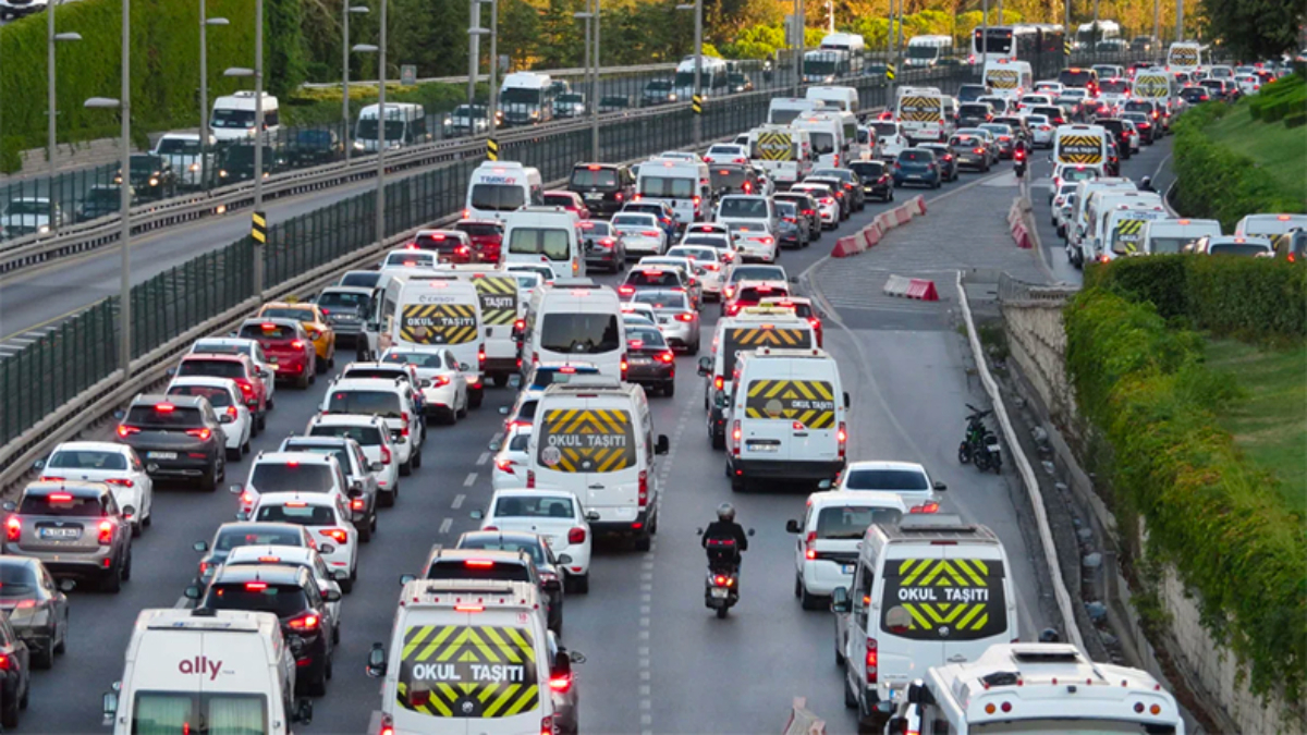 Okullar açıldı: İstanbul'da trafik çilesi başladı