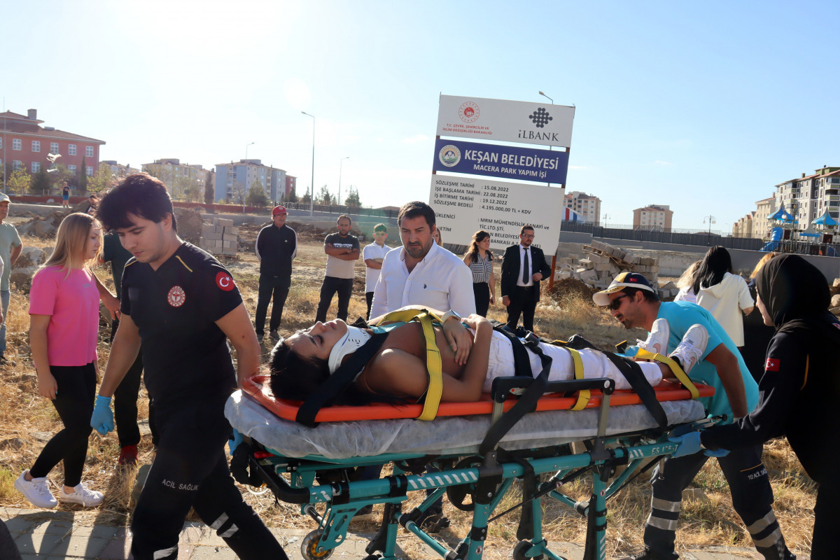 Edirne'de kontrolden çıkan otomobil önce minibüse ardından yayalara çarptı