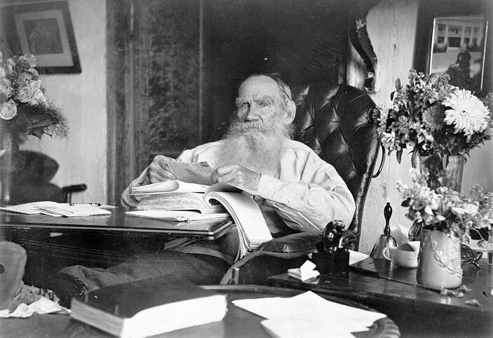 Kiliseye tepki olarak roman yazan ve aforoz edilen büyük romancı Tolstoy, 195 yaşında