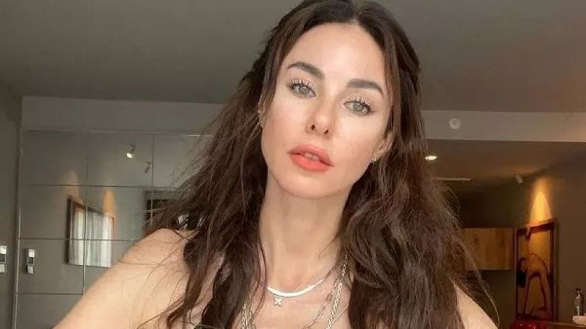 51 yaşındaki Defne Samyeli dekolteli pozlarıyla sosyal medyayı salladı! 'Kim der ki 51 yaşında'