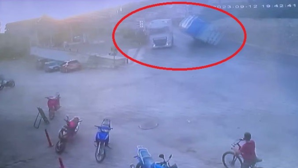 Bursa'da kontrolden çıkan tırın araçlara çarparak devrildiği anlar kaydedildi