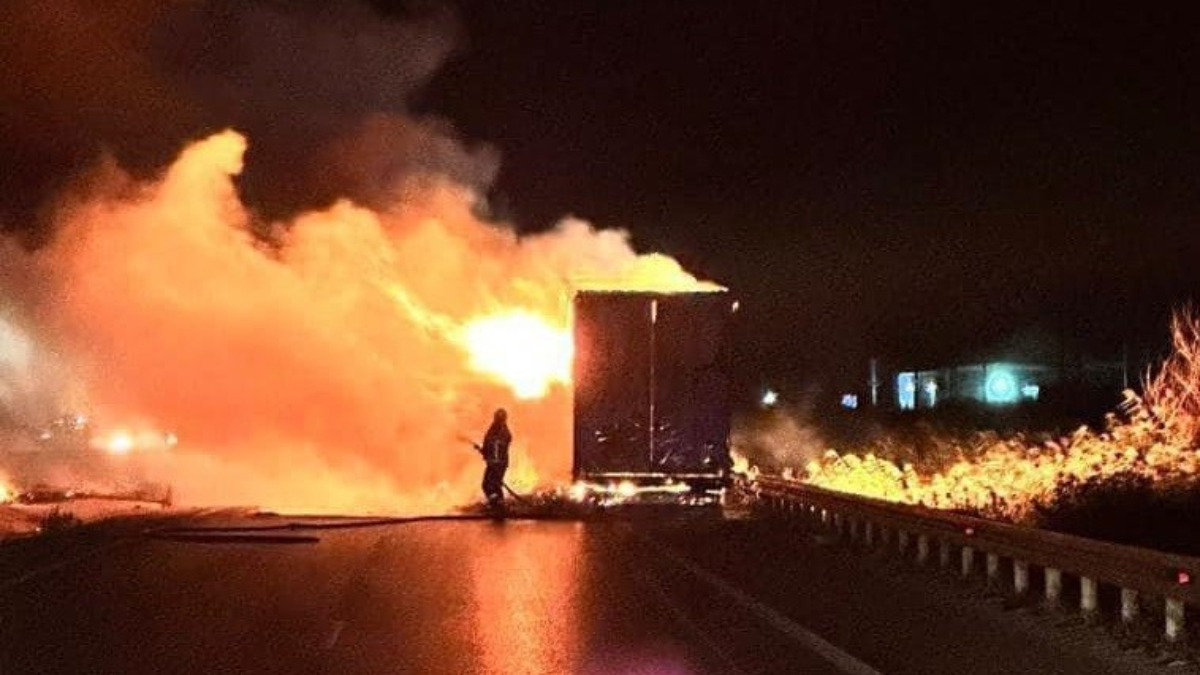 Bursa'da metal yüklü tırın dorsesi alev topuna döndü