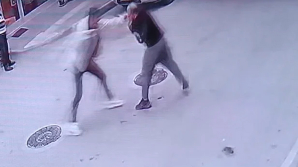 Bursa'da sokak ortasındaki bıçaklı saldırı kameralarca kaydedildi