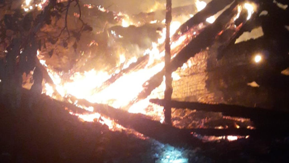 Çorum'da çıkan yangında 2 ev ve 1 samanlık kül oldu