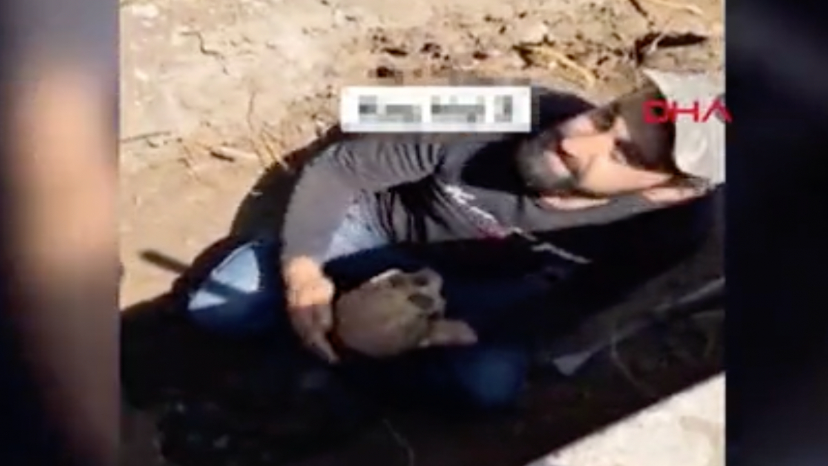 Diyarbakır'da mezardan çıkarılan kemikleri poşete fırlatan görevliye tepki