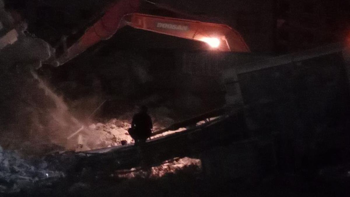 Hatay'da 6 katlı bina yıkım esnasında iş makinesinin üzerine çöktü