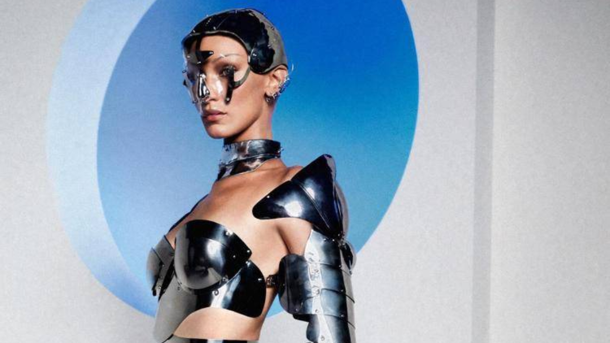 Hem robota dönüştü, hem robotla öpüştü! Bella Hadid zırhlı iç çamaşırına bürünüp...