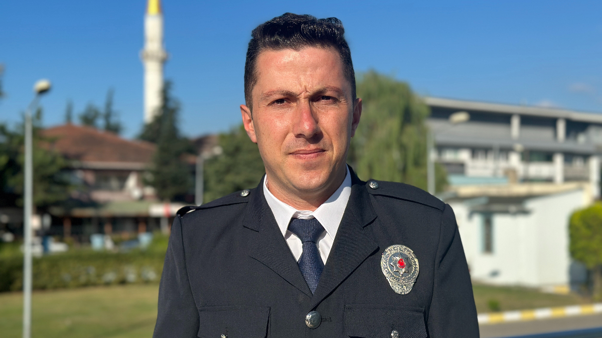 Azerbaycan bayrağını öpen polis memurundan duygusal açıklama