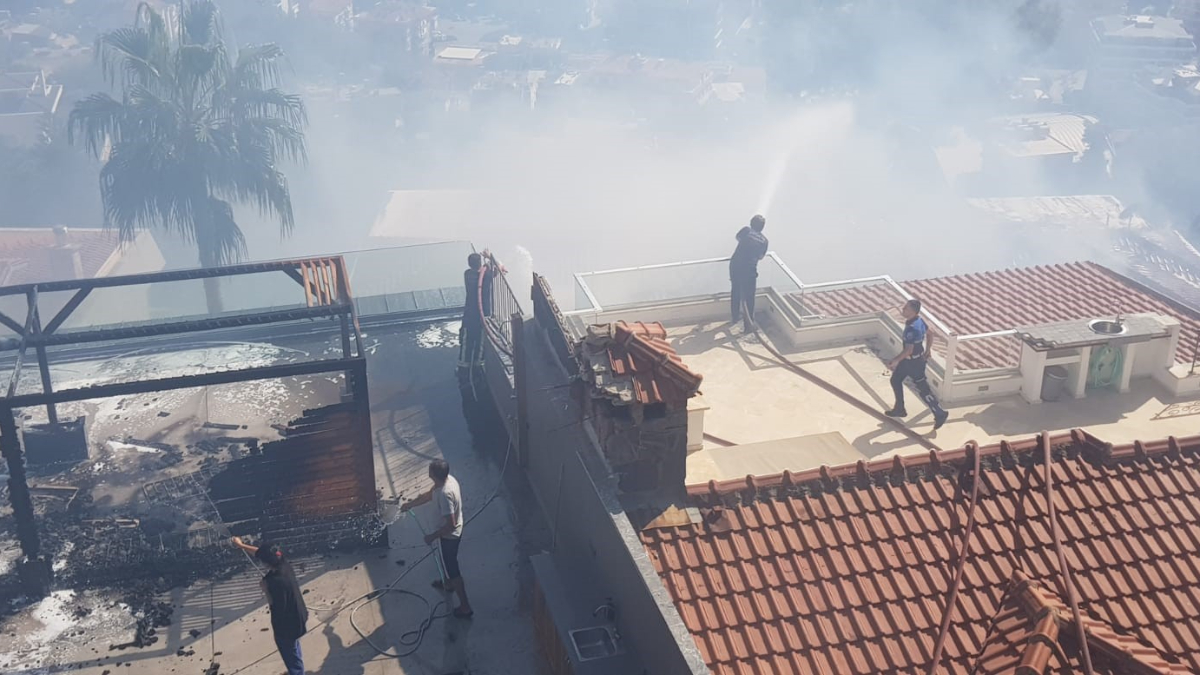 Antalya'da çıkan yangın lüks villalara sıçradı: Maddi hasar oluştu