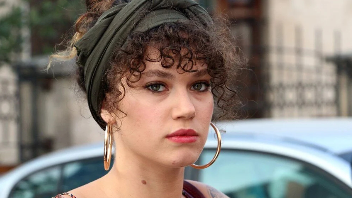 Melisa Şenolsun sere serpe şezlonga uzandı, ortalık alev aldı! “Kalp dayanmaz”