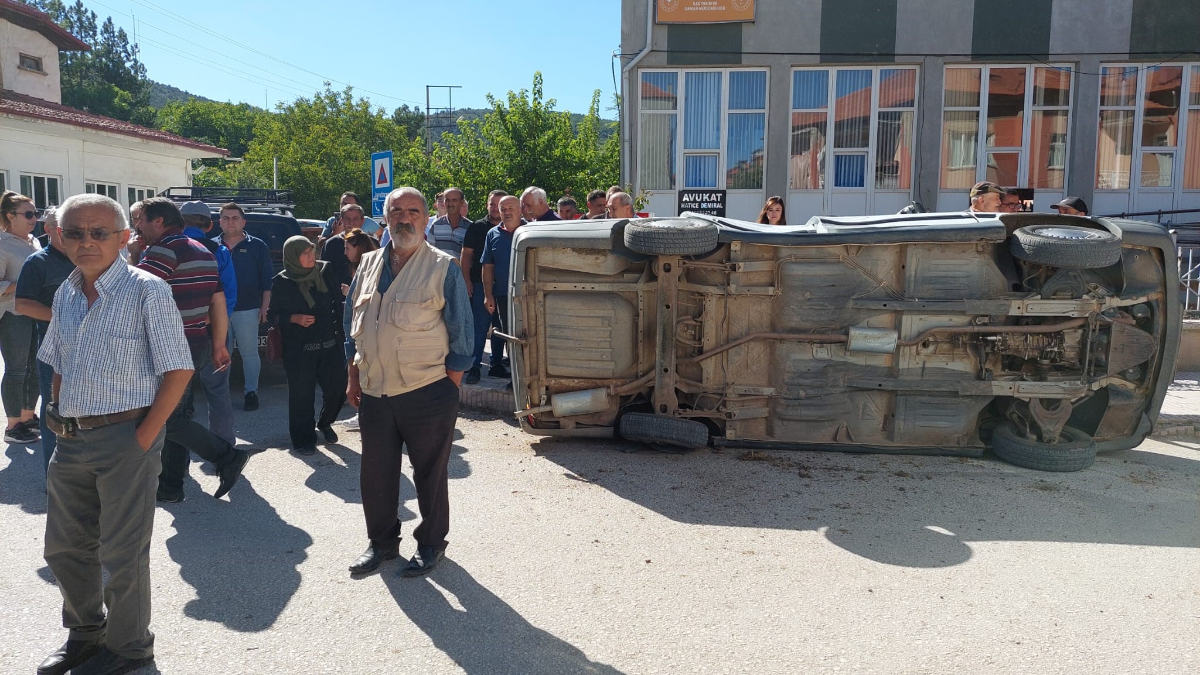 Burdur'da ters yöne giren otomobil yan yattı