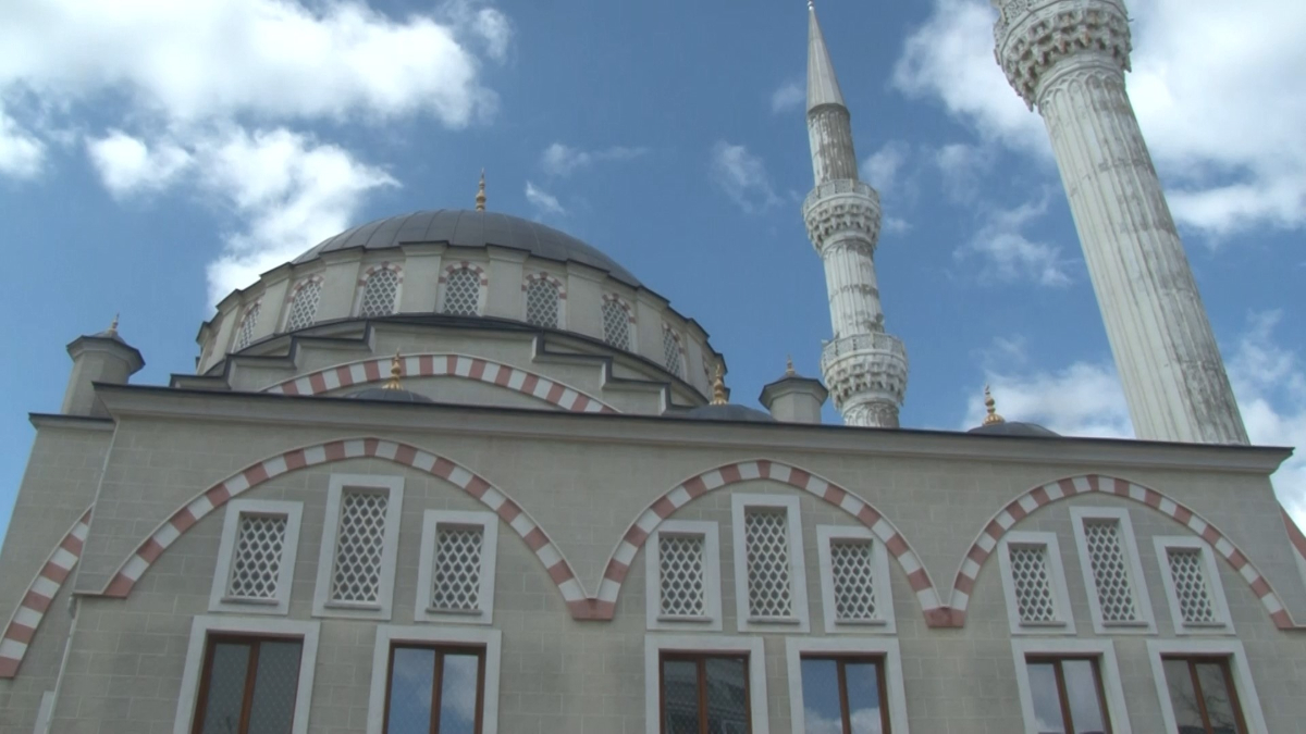 Arnavutköy'de cami avlusunda yeni doğmuş bebek bulundu