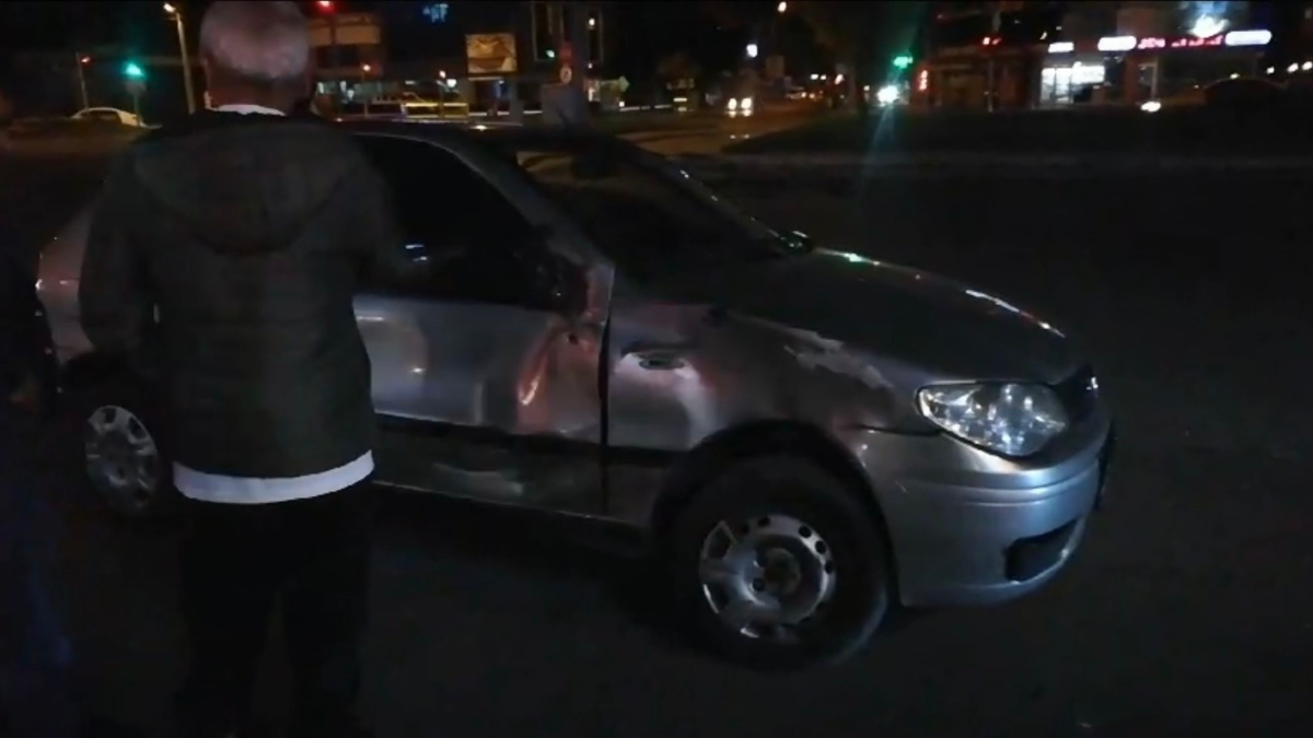 Düzce'de motosiklet otomobile çarpıp dükkana girdi: 2 yaralı