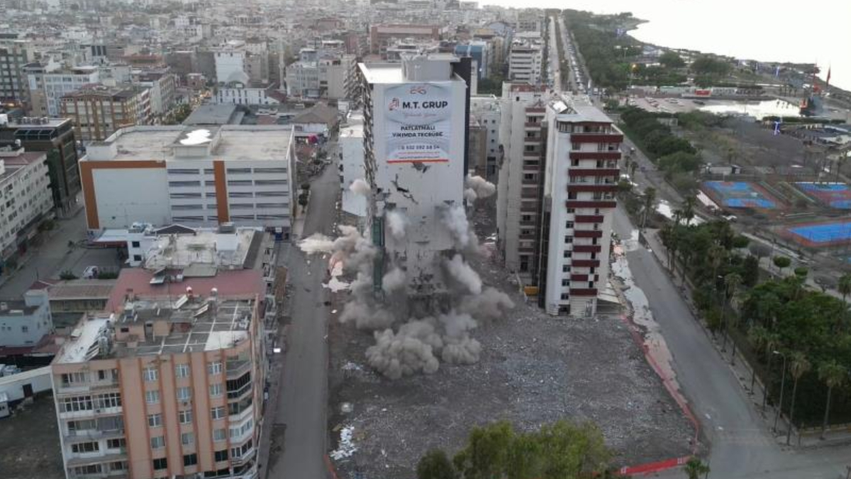 Hatay'da 13 katlı bina patlatma yöntemiyle yıkıldı