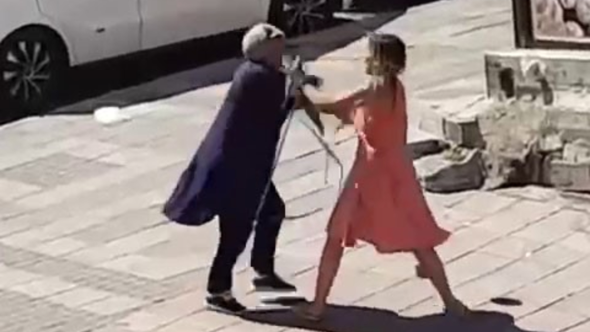 İstanbul'da çevresinden geçen başörtülü kadınlara saldırdı